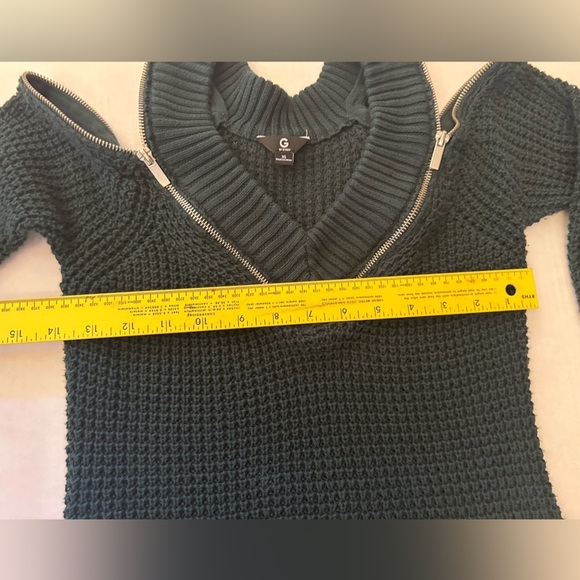 G by Guess Green Cold Shoulder Tunic Sweater V-Neck w/zipper accent Sz-XS.  N14 - Picture 10 of 10